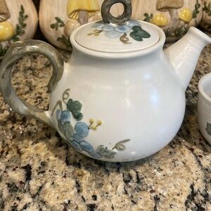 Vintage METLOX PoppyTrail Sculptured Grape TEAPOT WITH LID 2 cups